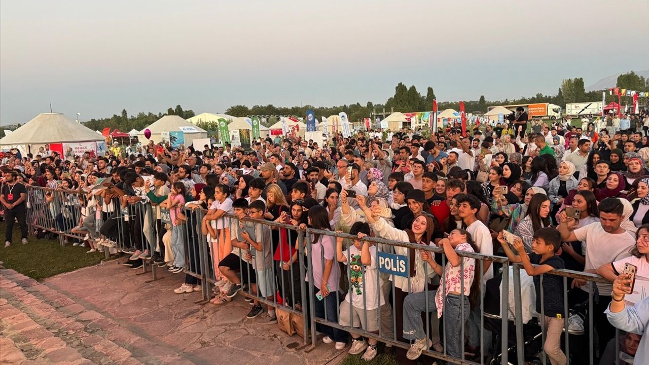 Yavuz Bingöl, Malazgirt Zaferi'nin 954. yıl dönümünde Malazgirt'te konser verdi