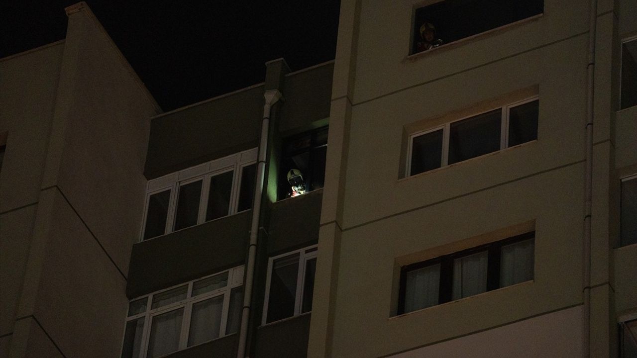 Yenimahalle'de 16 katlı binanın en üst katında çıkan yangın söndürüldü