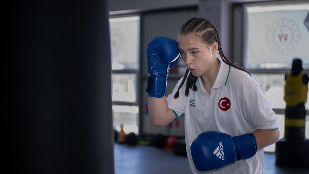 Yetenek taramasında keşfedilen 14 yaşındaki boksör Fatma Belinay Ergin Avrupa Şampiyonası'na hazırlanıyor