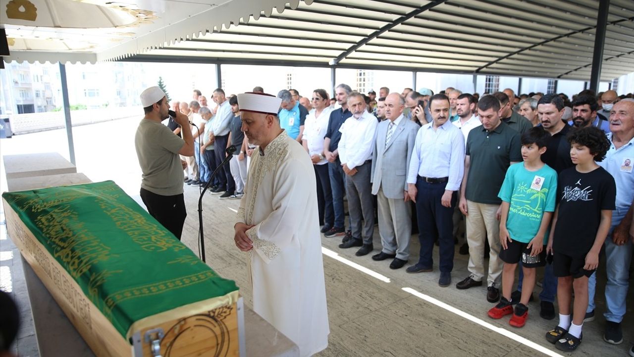 Yorgun Mermi ile Yaralanan Doktor Toprağa Verildi