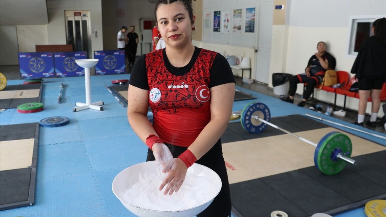 Zeynep Nur Pehlivan, Halterde Türkiye Rekoru Kırarak Dünya Şampiyonluğu Hedefliyor