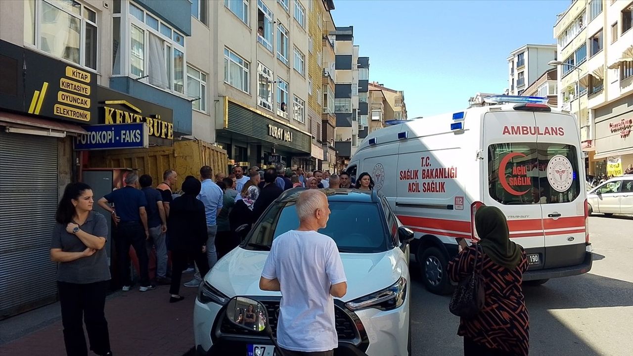 Zonguldak'ta freni boşalan kamyon park halindeki araçlara çarpıp iş yerine girdi