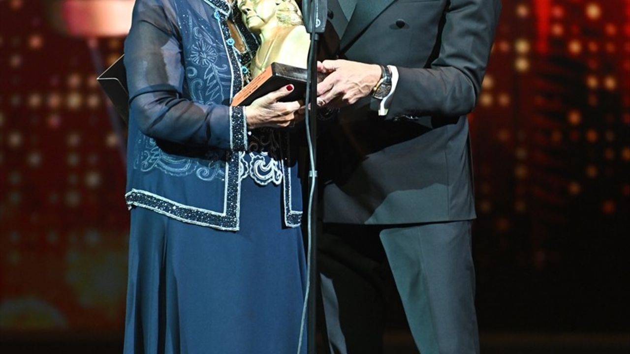 26. HDI Sigorta Sadri Alışık Tiyatro ve Sinema Oyuncu Ödülleri sahiplerini buldu