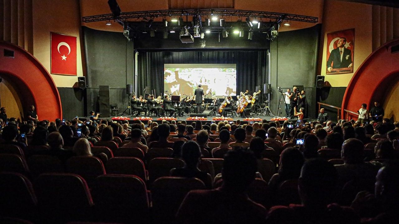 32. Uluslararası Adana Altın Koza Film Festivali'nde Onur Ödülleri Mehmet Aslantuğ ve Meral Orhonsay'a Verildi