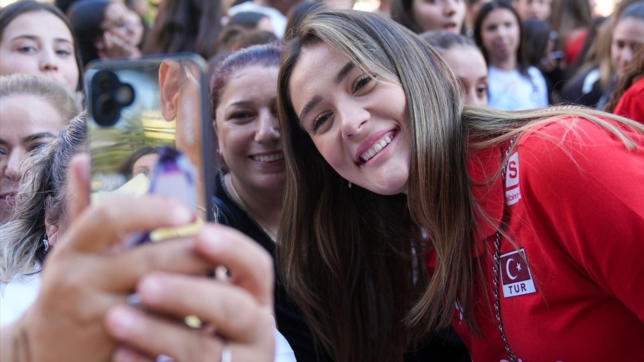 A Milli Kadın Voleybol Takımı Ankara'da çiçeklerle karşılandı