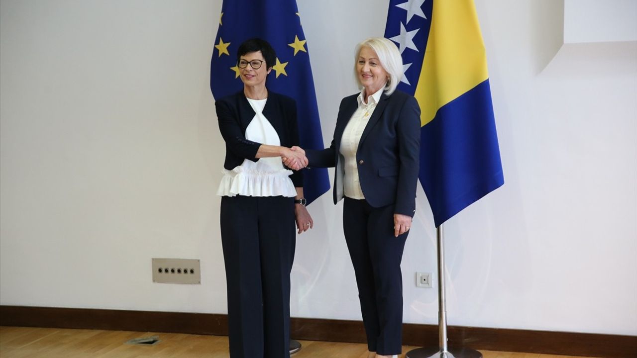 AB Komisyonu Üyesi Marta Kos'tan Bosna Hersek'e Avrupa yoluna geri dönme çağrısı