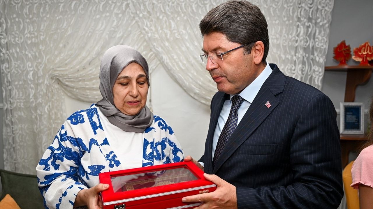 Adalet Bakanı Yılmaz Tunç, Şehit Astsubay Deniz Göçkün'ün Balıkesir'deki Ailesini Ziyaret Etti