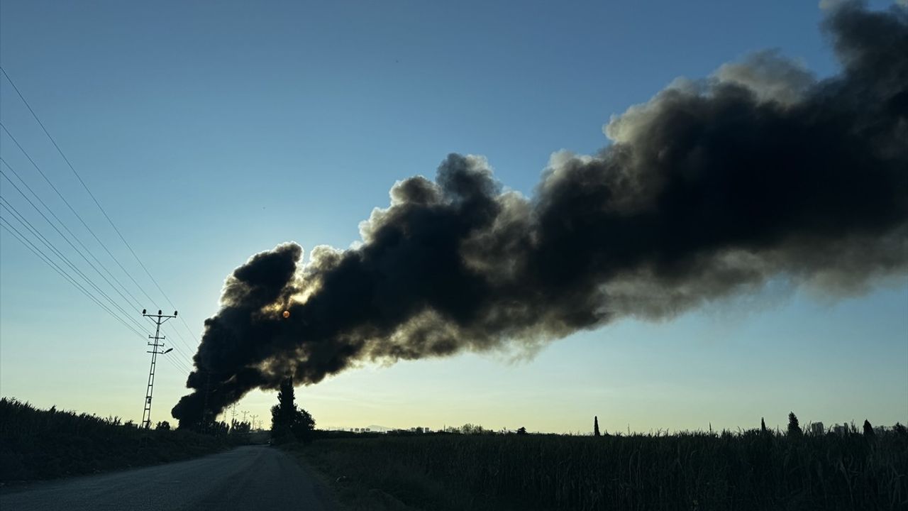 Adana'da geri dönüşüm fabrikasında çıkan yangına müdahale ediliyor