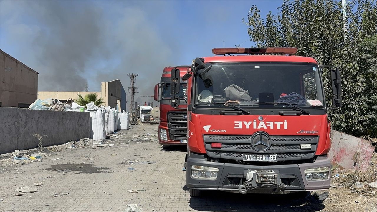 Adana'da geri dönüşüm fabrikasındaki yangında soğutma çalışmaları sürüyor
