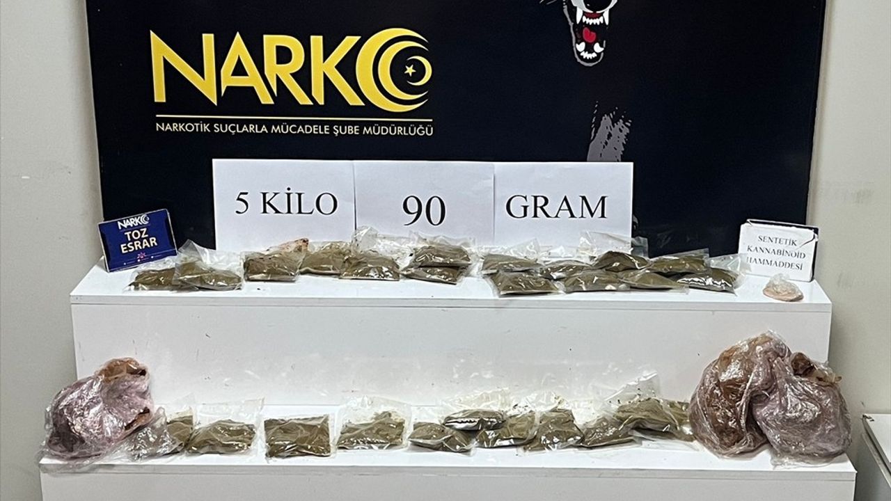 Adana'da hafif ticari araçta 5 kilo 90 gram esrar ele geçirildi; 2 kişi tutuklandı
