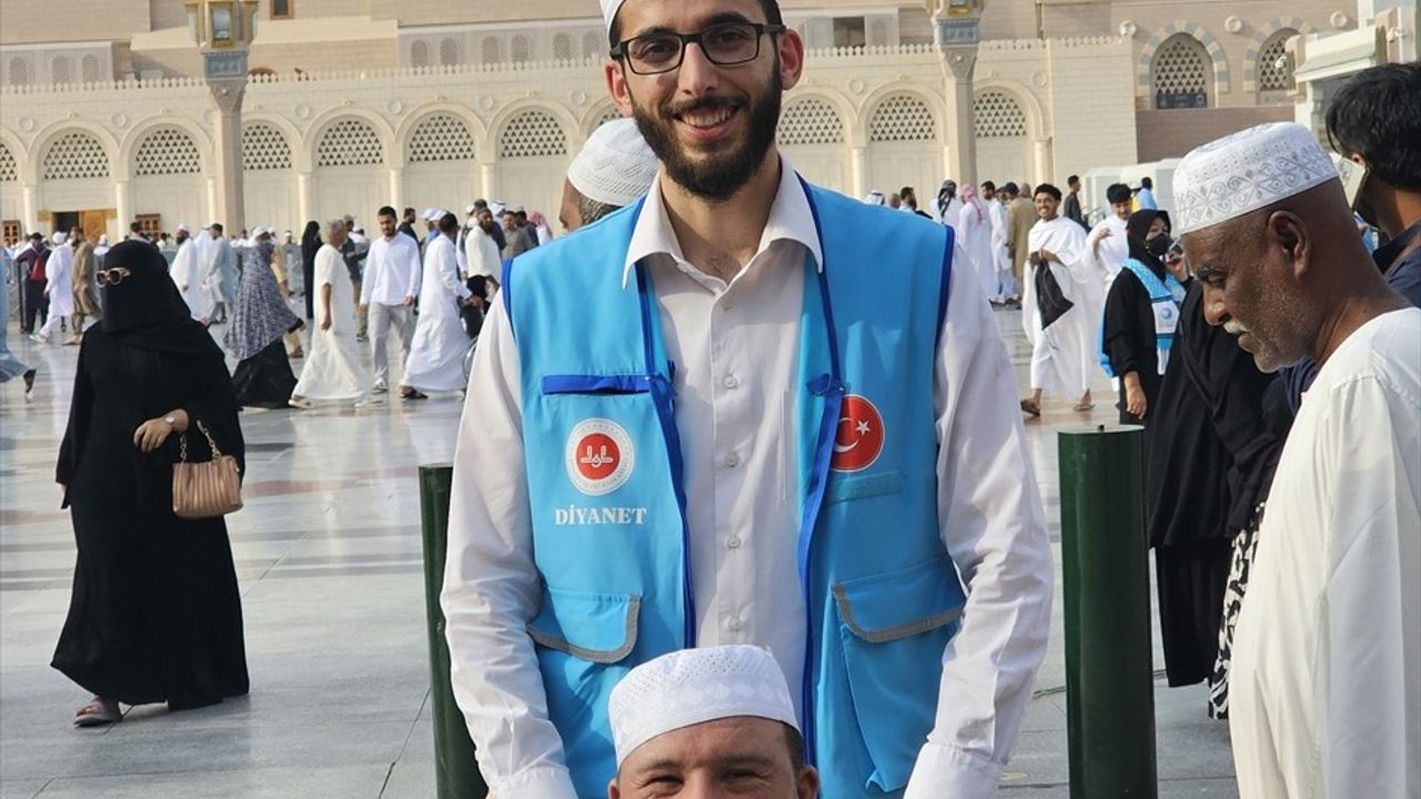 Adana'da imam Muhammed Doğaç, Down sendromlu Savaş Yavuz'un umre hayalini gerçekleştirdi