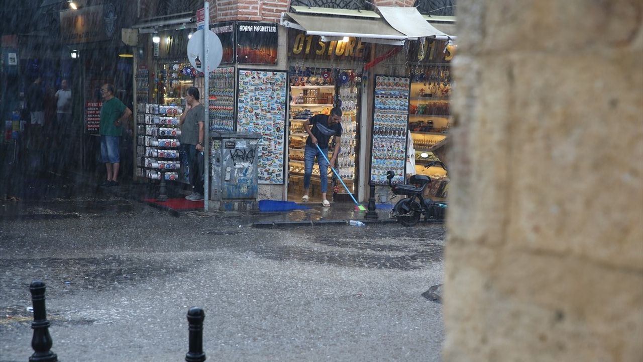 Adana'da öğle saatlerinde etkili sağanak yaşamı olumsuz etkiledi