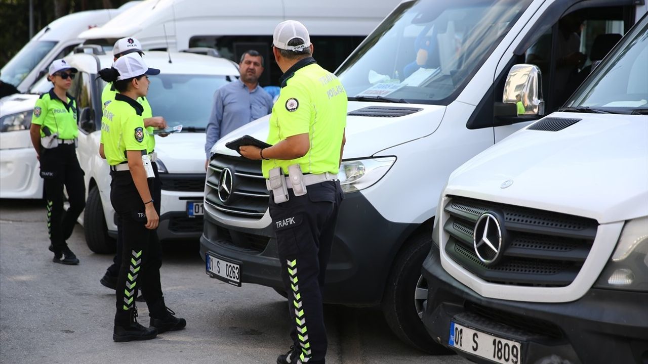 Adana'da öğrenci servisleri denetlendi: Trafik polisleri belge ve güvenlik kontrolleri yaptı