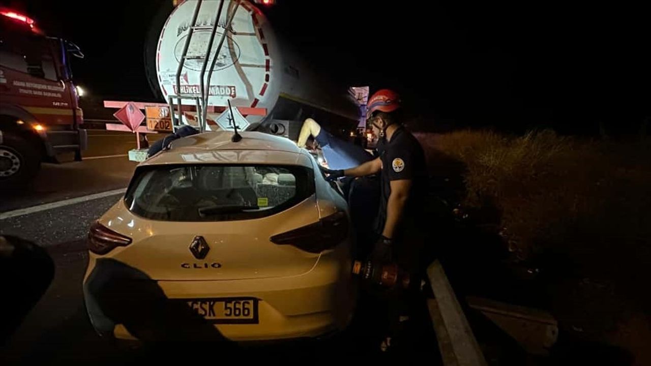 Adana'da otoyolda park halindeki tankere otomobil çarptı: 2 kişi yaralandı