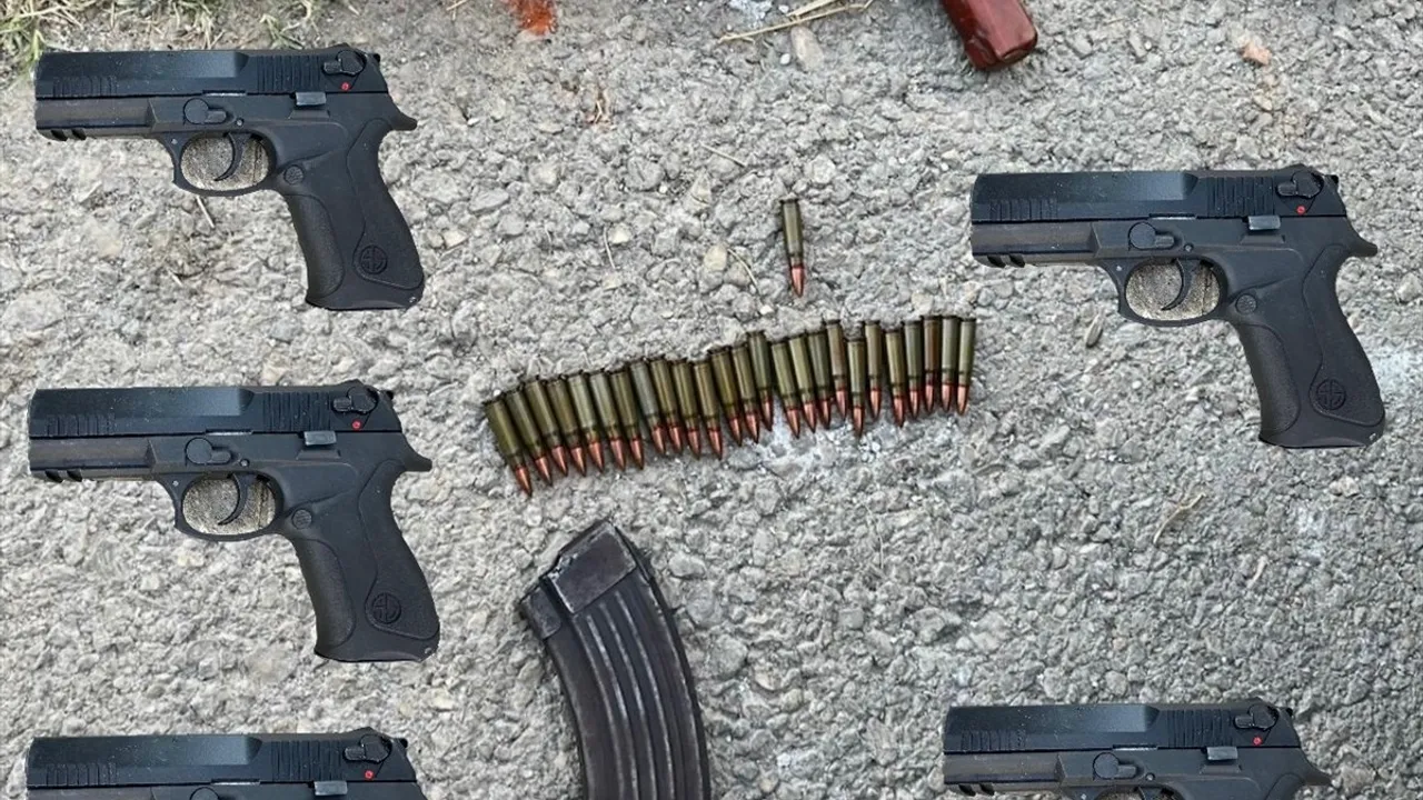 Adana'da polis kovalamacasında bisikletliye çarpan hafif ticari araçtaki 2 şüpheli yakalandı