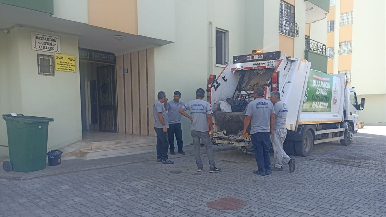 Adana'da şikayet üzerine evden yaklaşık 11 ton çöp çıkarıldı