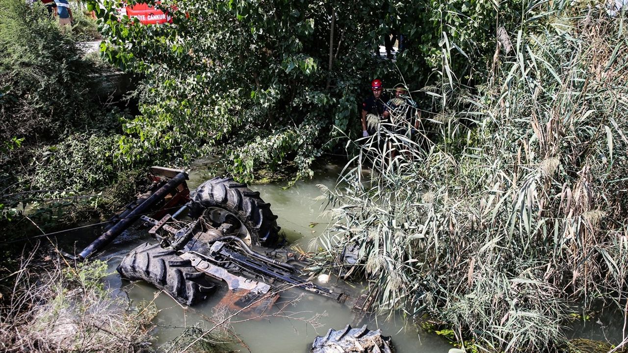 Adana'da sulama kanalına devrilen traktörün sürücüsü hayatını kaybetti