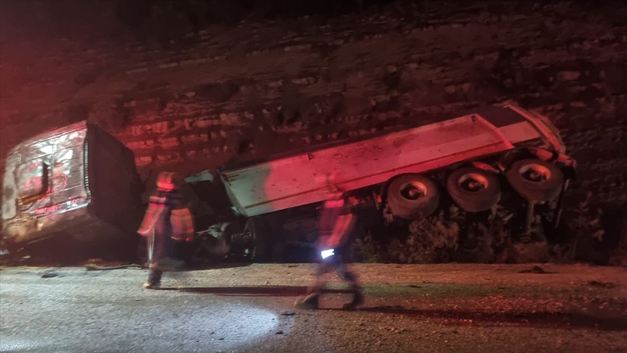 Adana Karaisalı'da Kamyon Şarampole Devrildi: 1 Ölü, 1 Yaralı