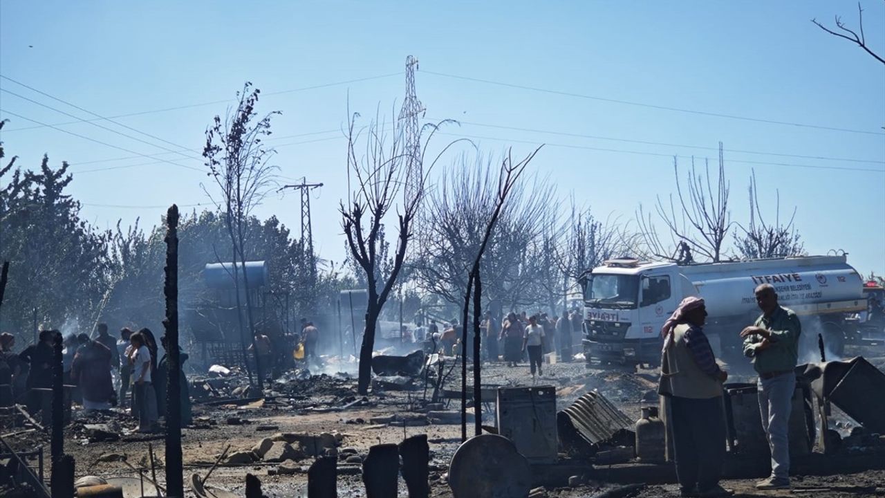 Adana Karataş'ta tarım işçileri çadırında çıkan yangın 4 çadırı kullanılamaz hale getirdi