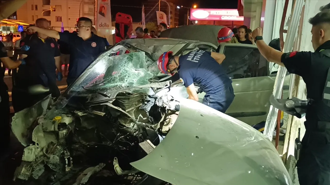 Adana Kozan'da otomobil mobilya mağazasına girdi: Sürücü yaralandı