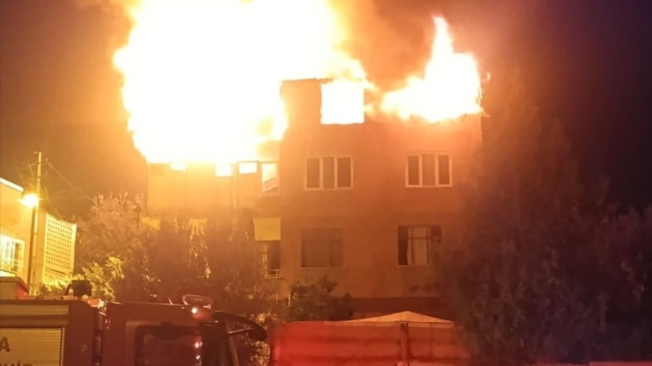 Adana Seyhan'da son kattaki dairede yangın: Ev kullanılamaz hale geldi
