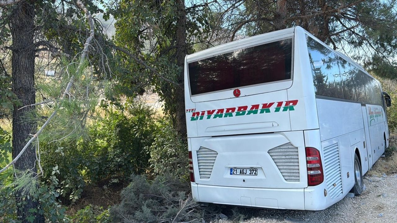 Adıyaman'da otobüsle otomobil çarpıştı: Otomobildeki 4 kişi yaşamını yitirdi