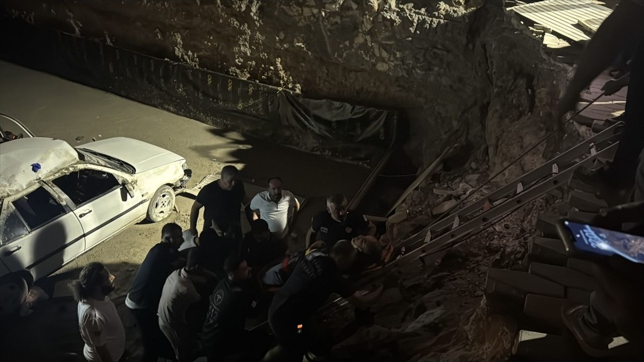 Adıyaman'da otomobil inşaat temeline devrildi: 4 yaralı, 3'ünün durumu ağır