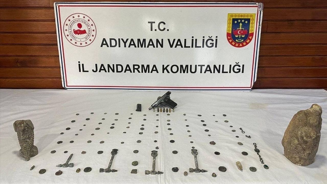 Adıyaman'da tarihi eser kaçakçılığı operasyonu: 4 gözaltı, çok sayıda eser ele geçirildi