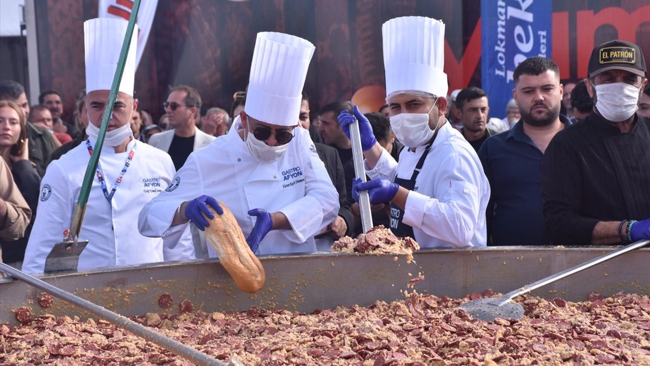 Afyonkarahisar'da 7. Uluslararası Gastro Afyon Festivali başladı; 1930 kg sucuklu yumurta Guinness rekoru