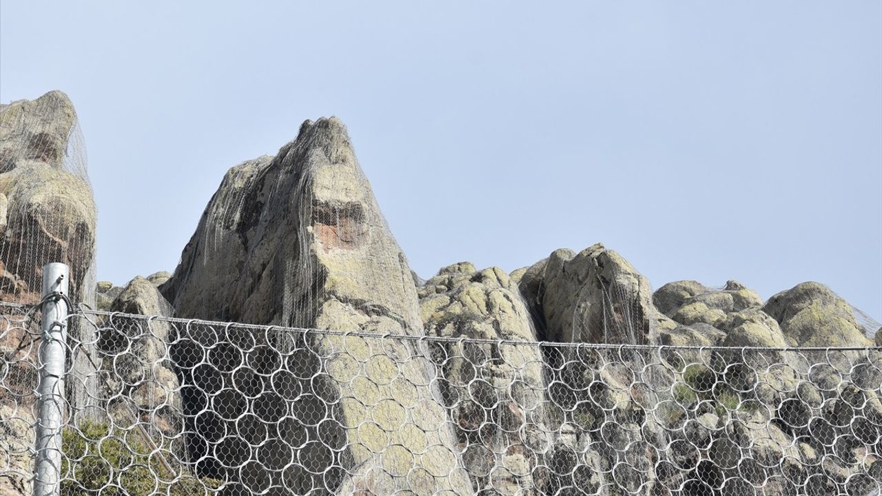 Afyonkarahisar'da AFAD, Büyükkalecik'te kaya düşmesine karşı 112 bin m² çelik ağla önlem aldı