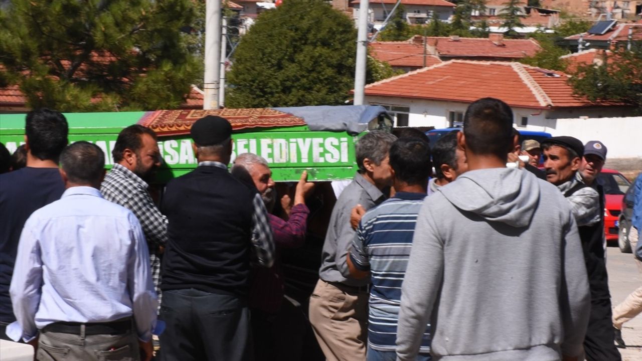 Afyonkarahisar'da eski eşi tarafından öldürülen iki kadının cenazesi Kocaöz'de defnedildi
