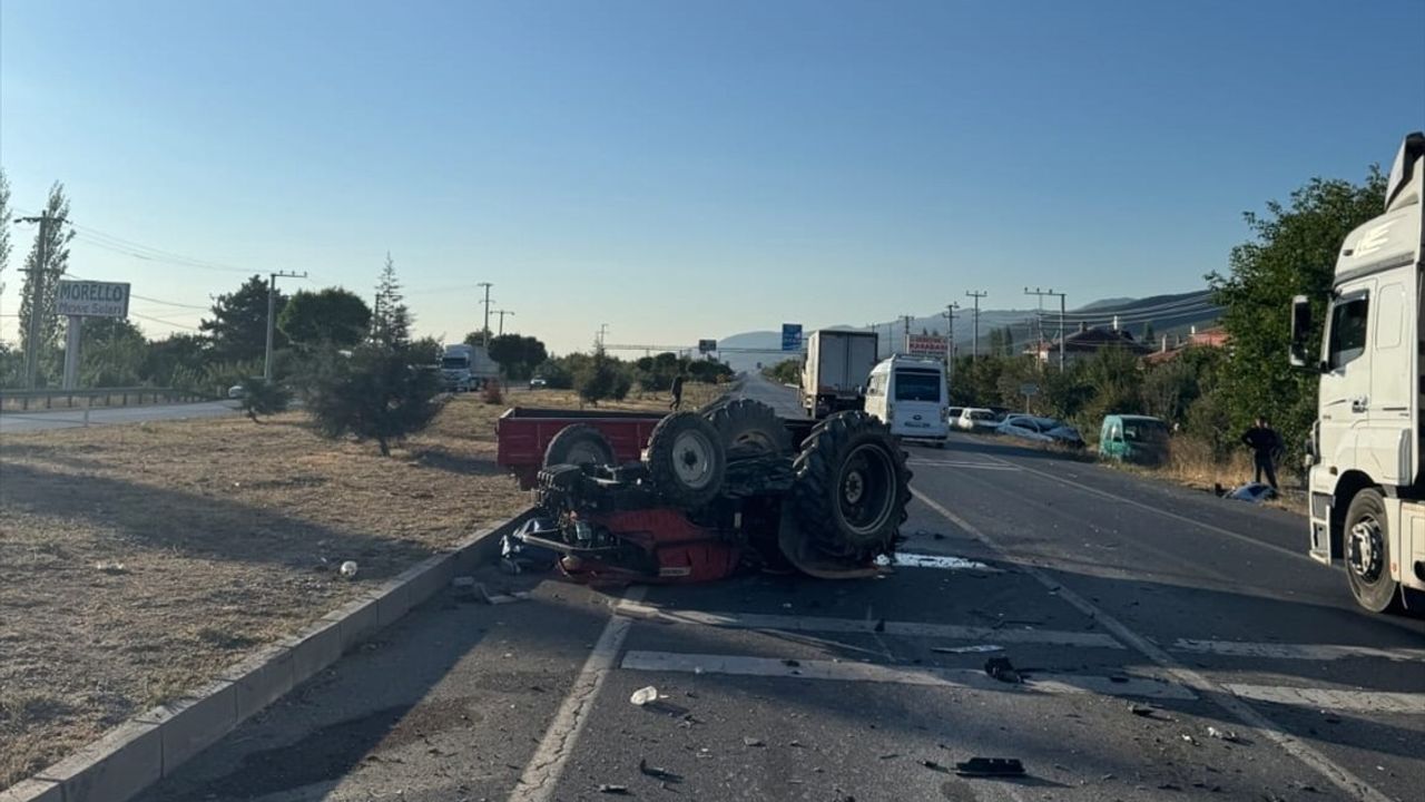 Afyonkarahisar'da otomobille çarpışan traktörün sürücüsü hayatını kaybetti