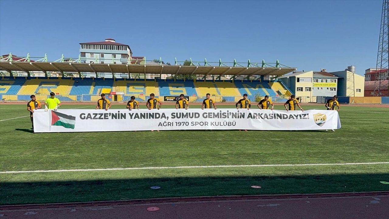 Ağrı 1970 Spor'dan Gazze ve Küresel Sumud Filosu'na pankartlı destek — Eti Gübre Mazıdağı maçında 2-0 galibiyet