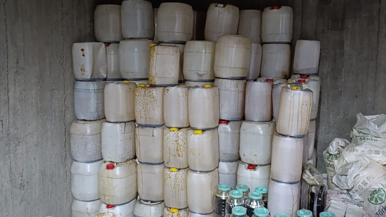 Ağrı'da ruhsatsız işletmede 5 ton 709 kilogram etiketsiz pekmez ele geçirildi