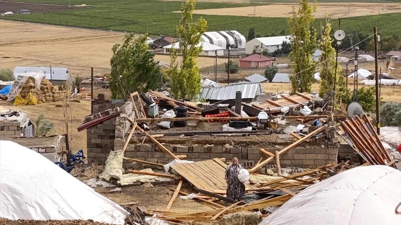 Ağrı'nın Tezeren köyünde fırtına 44 ev ve 30 ahırın çatısında hasara yol açtı