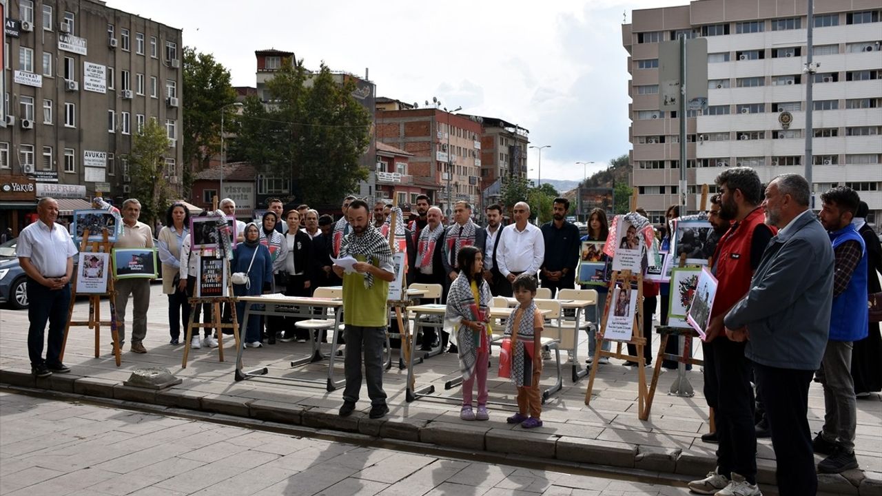 AK Parti Gençlik Kolları 'Boş Sıralar' Etkinliğiyle Gazze'de Ölen Çocukları Andı