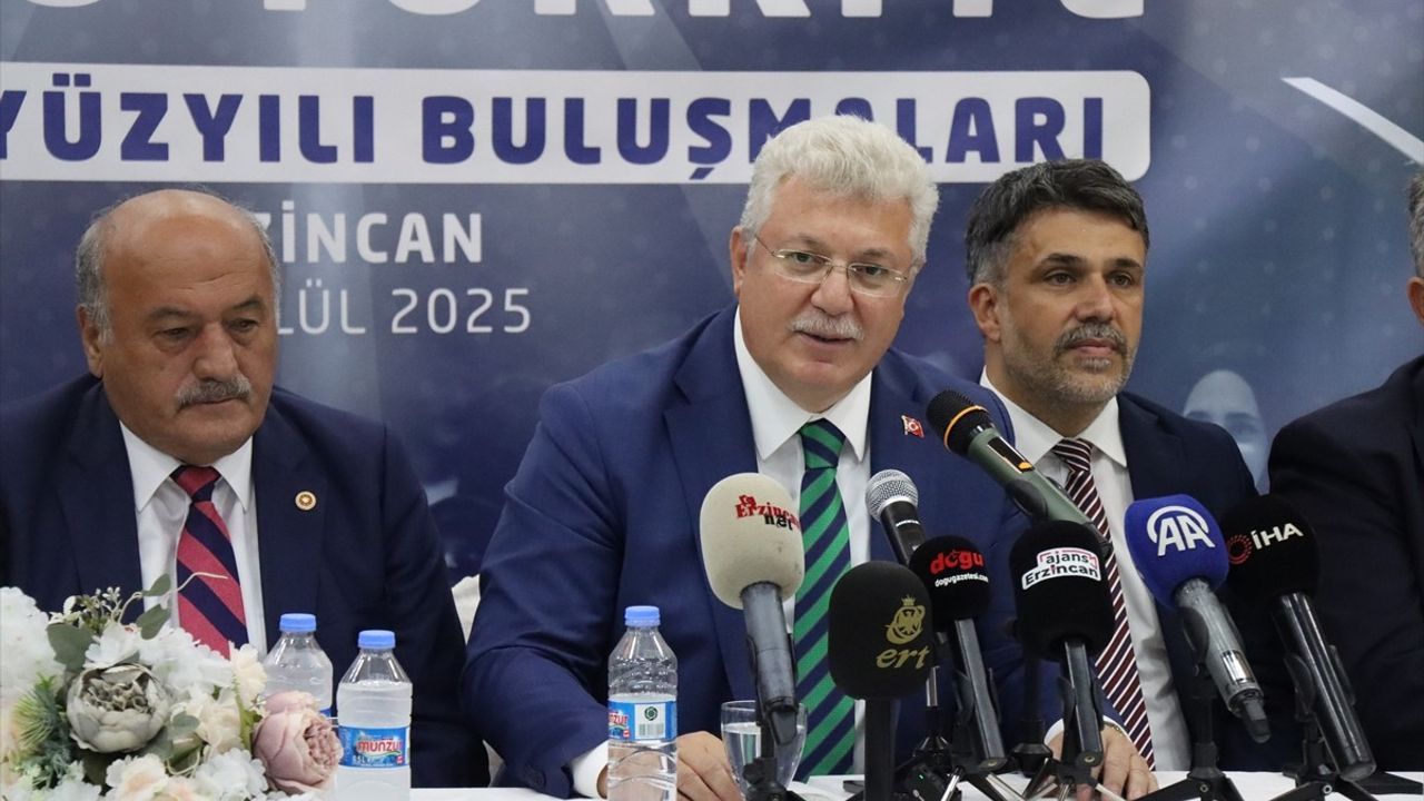 Akbaşoğlu Erzincan'da CHP'yi eleştirdi: Kurultay ve İstanbul Kongresi vurgusu