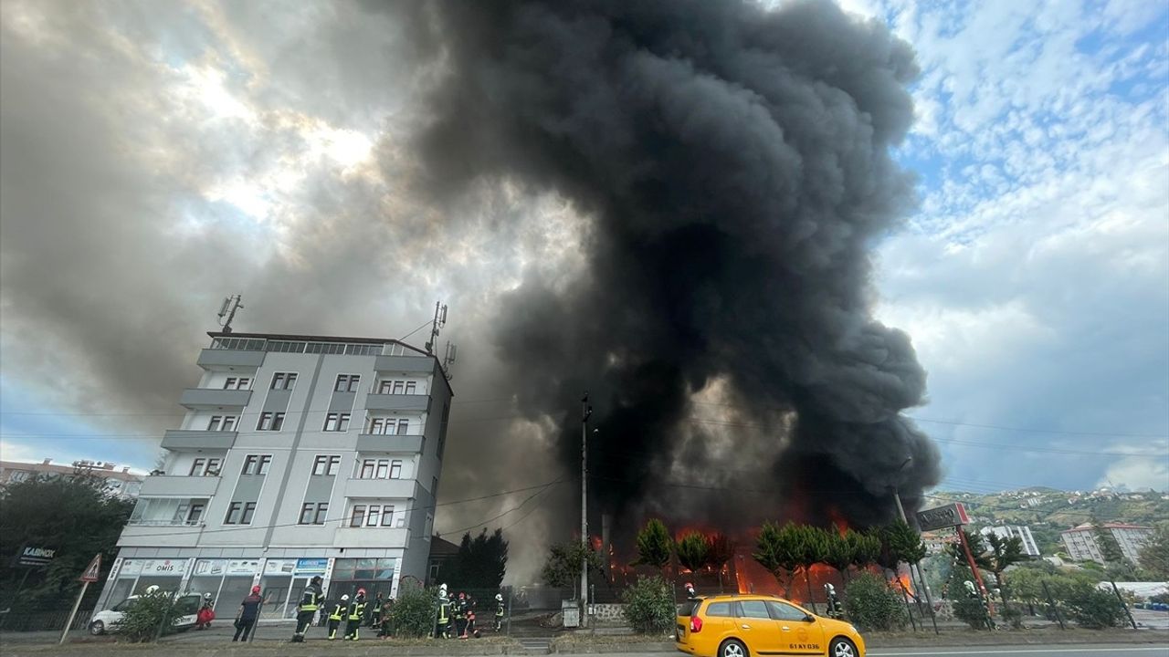 Akçaabat'ta hırdavat satılan alışveriş merkezindeki yangına müdahale sürüyor