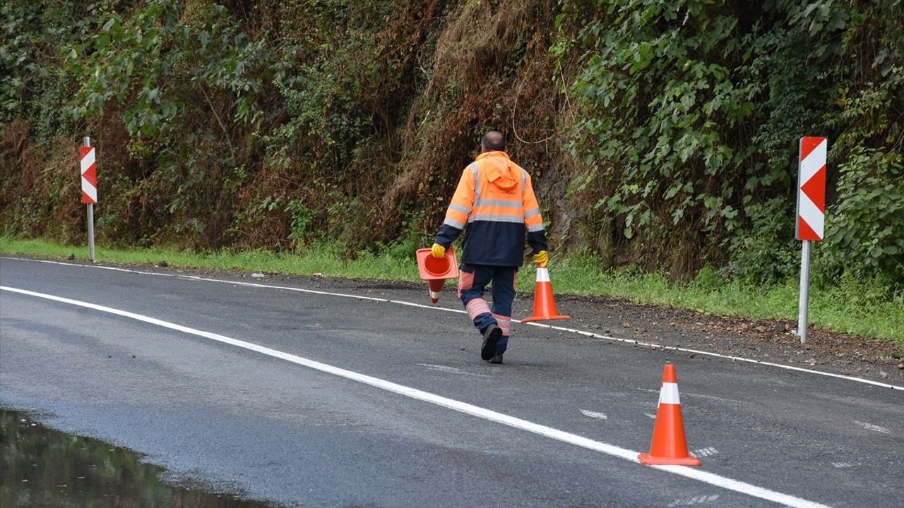 Akçaabat'ta Sera Gölü yolunda toprak kayması, ulaşım kontrollü sağlanıyor