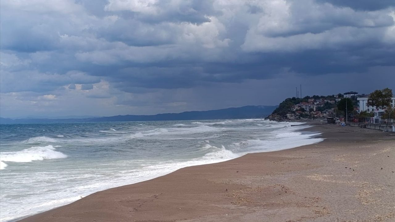 Akçakoca'da kuvvetli rüzgar: Dalga boyu 4 metreye yaklaştı