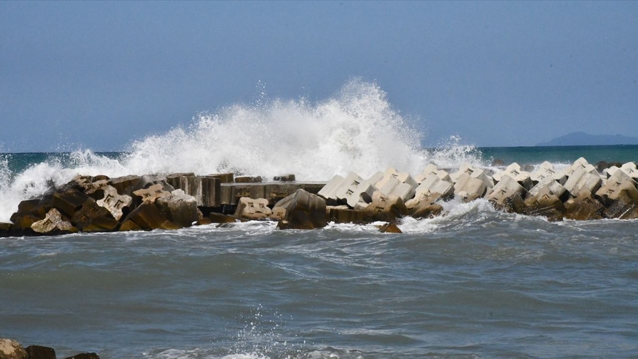 Akçakoca sahillerinde denize girişler olumsuz hava ve deniz koşulları nedeniyle yasaklandı