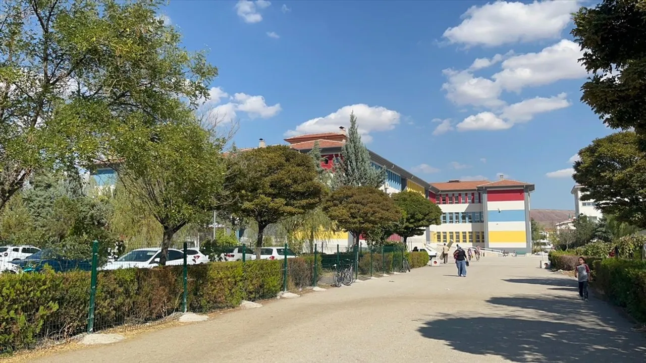 Aksaray'da okul müdürü bahçeye girmeye çalışan kişi tarafından darbedildi