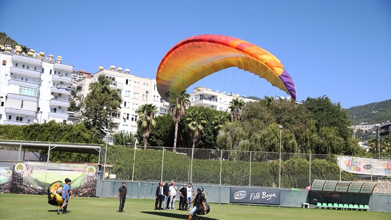 Alanya'da Harun Karateke, Dünya Akro Kupası 3.'lüğü kupasını paraşütle Alanyaspor tesislerine indirdi