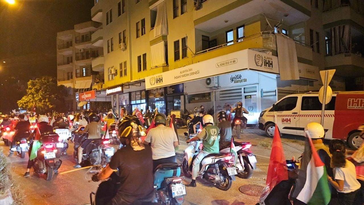 Alanya'da İHH'nin 'Gazze'ye destek' motosiklet konvoyu şehir turu yaptı