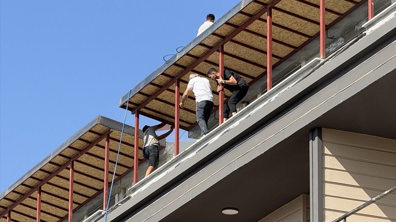 Alanya'da inşaat halindeki binanın çatı katında çıkan yangın söndürüldü