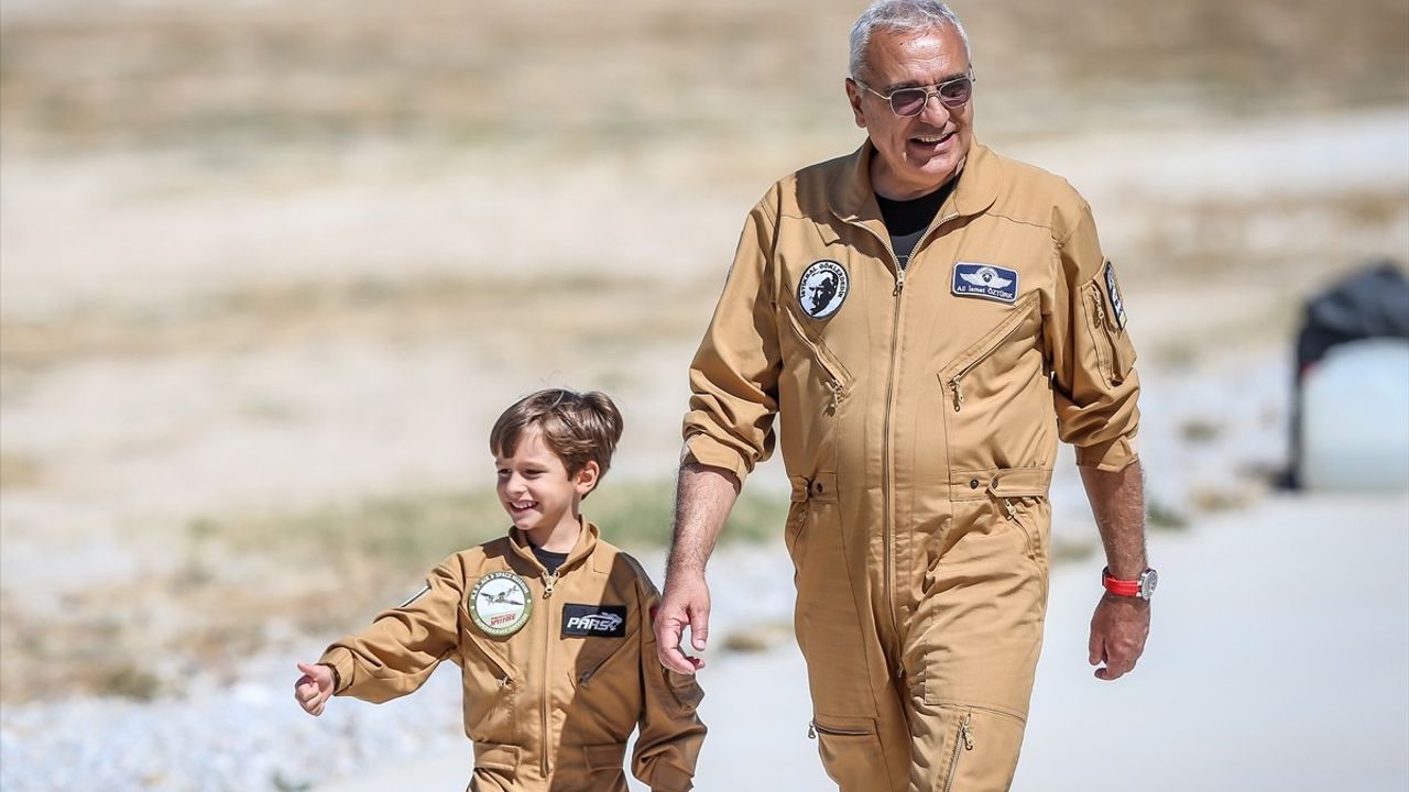 Ali İsmet Öztürk ve torunu Pars Şener Sivrihisar Hava Gösterileri'nde gösteri uçuşu yaptı