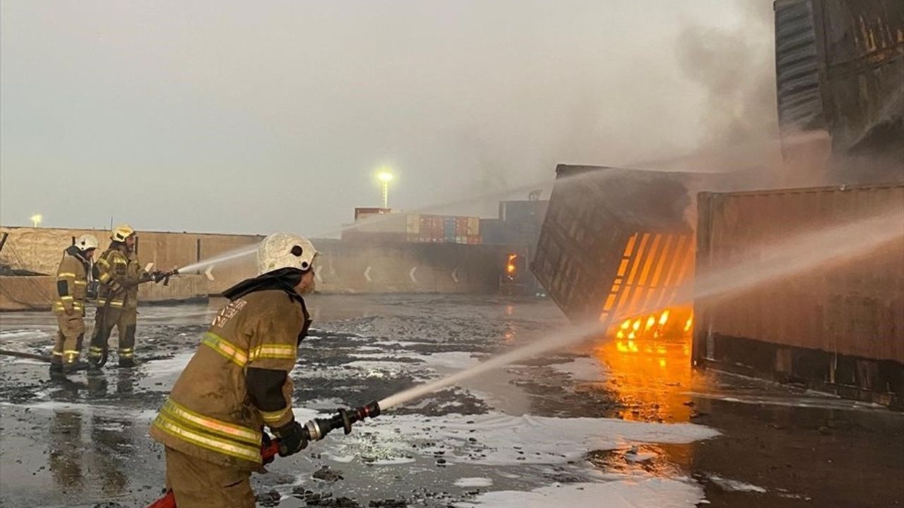 Aliağa Nemport Limanı'ndaki konteyner yangını kontrol altına alındı
