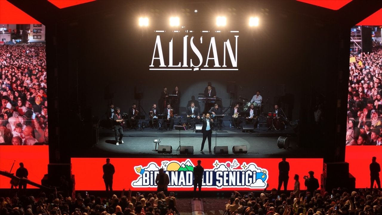 Alişan, Bingöl'de 'Bir Anadolu Şenliği' kapsamında konser verdi