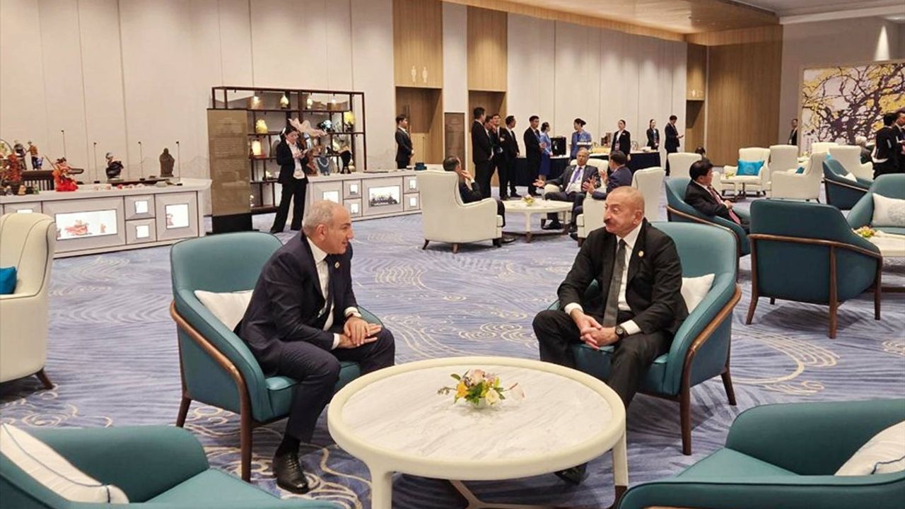 Aliyev ile Paşinyan, ŞİÖ 25. Zirvesi Kapsamında Çin'de Görüştü