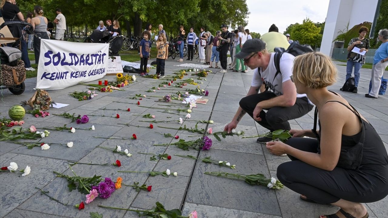 Almanya'da anne inisiyatifi Başbakanlık önünde Gazze için hükümete çağrı yaptı